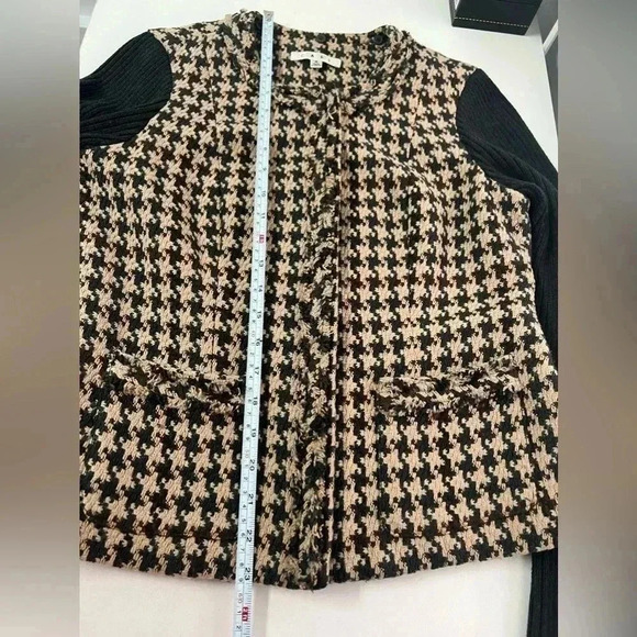 CAbi women's houndstooth tweed zip front cropped jacket
Sz 4 - Picture 15 of 16